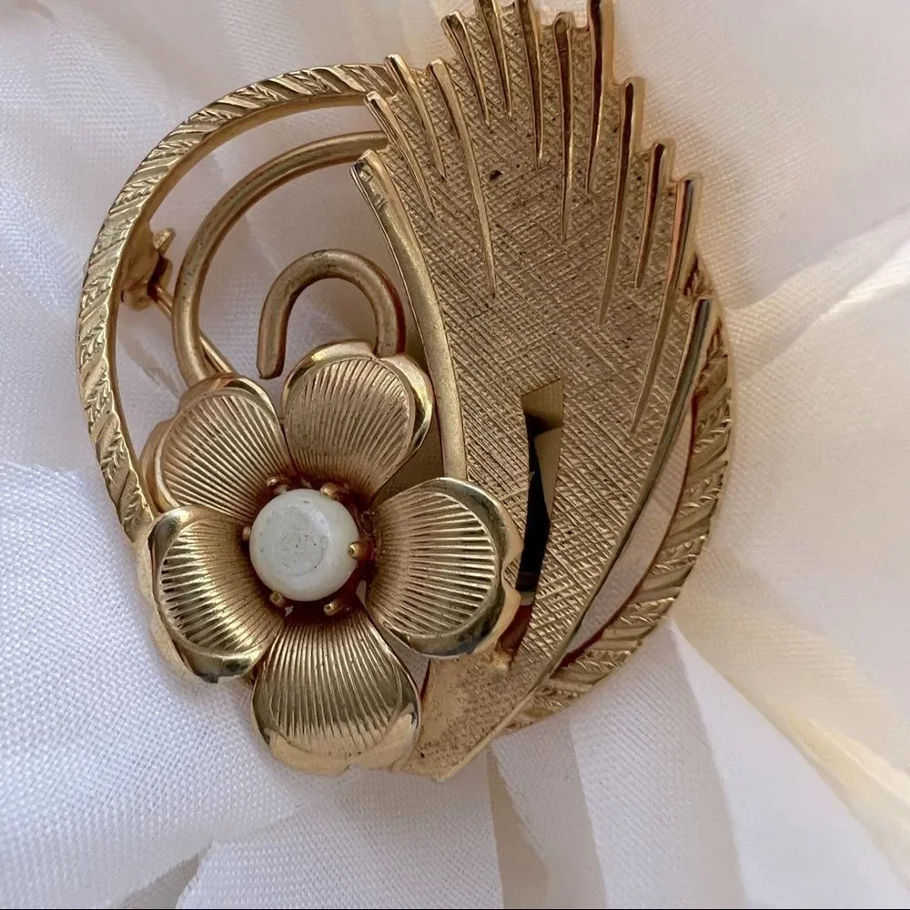 Vintage Gold Tone Faux Pearl Flower Brooch Size 1.5”